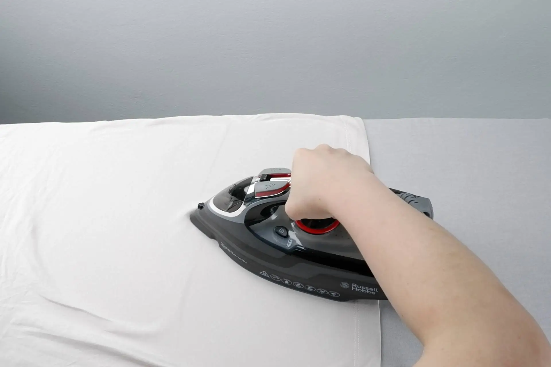 Žehlení košile Žehlení košile žehličkou Russell Hobbs 20630