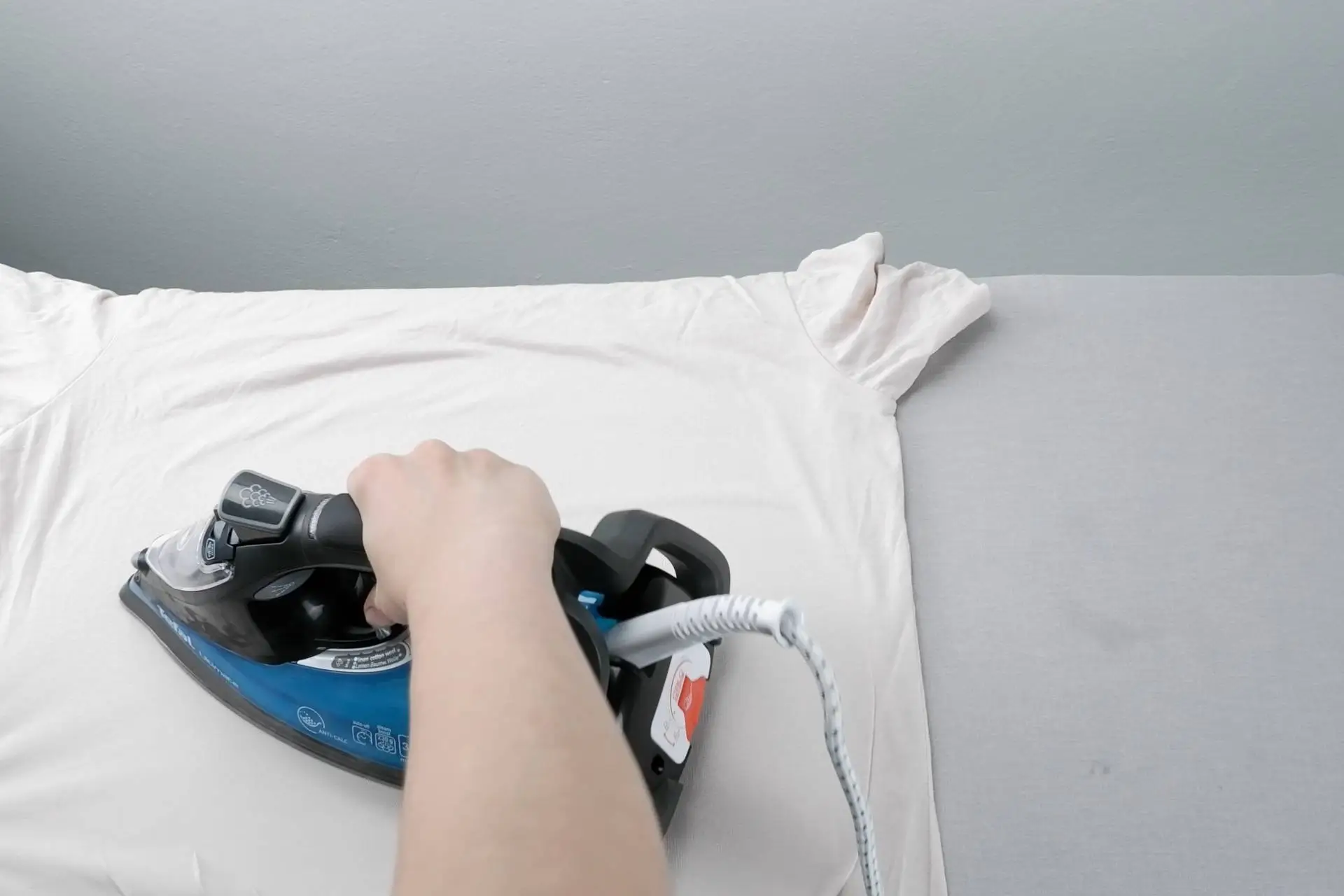 Žehlení trička Žehlení trička žehličkou Tefal Ultimate Anti-calc FV9785E0