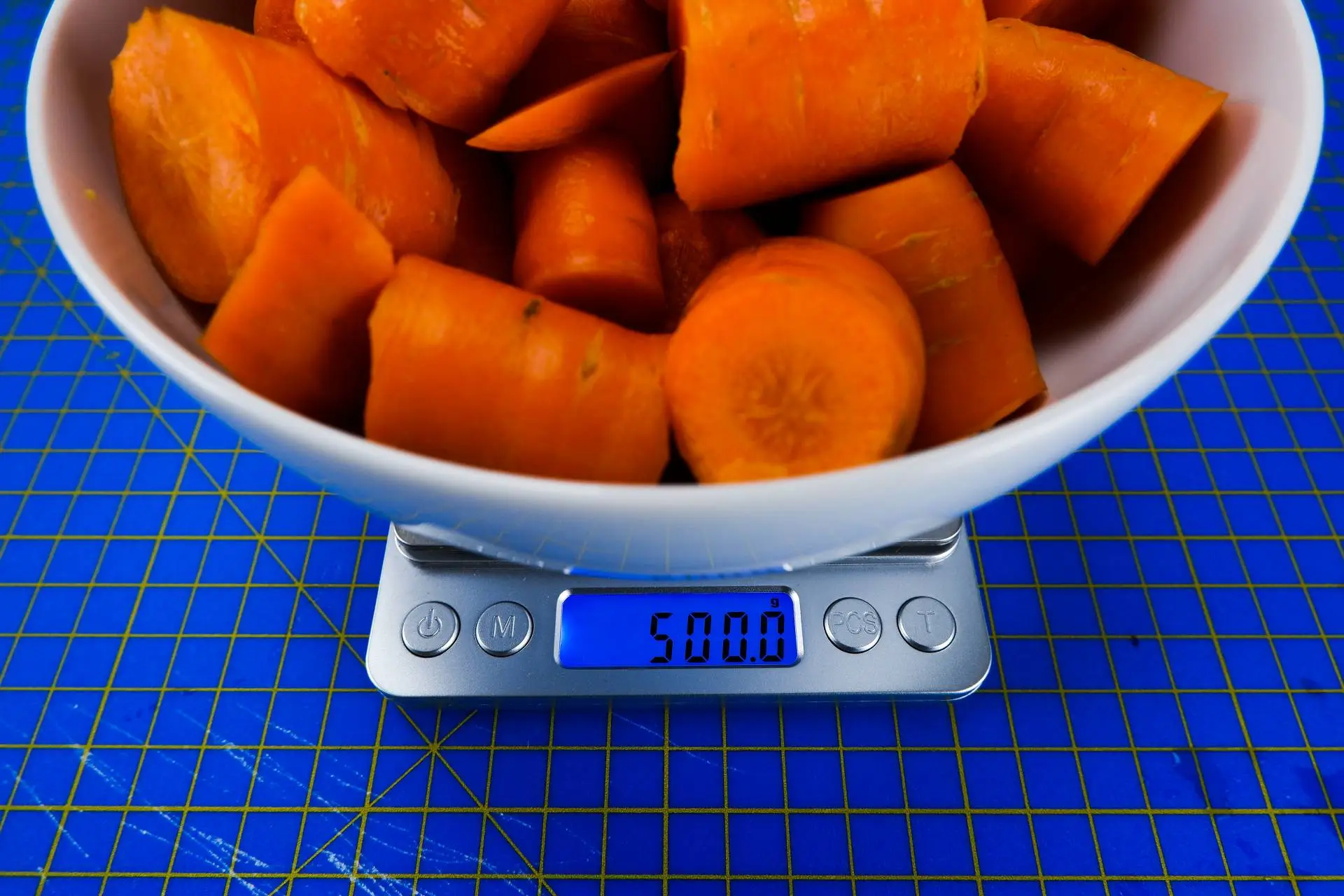 Vážení před testem Na obrázku je miska s 500 g mrkve, které jsme následně odšťavnili.