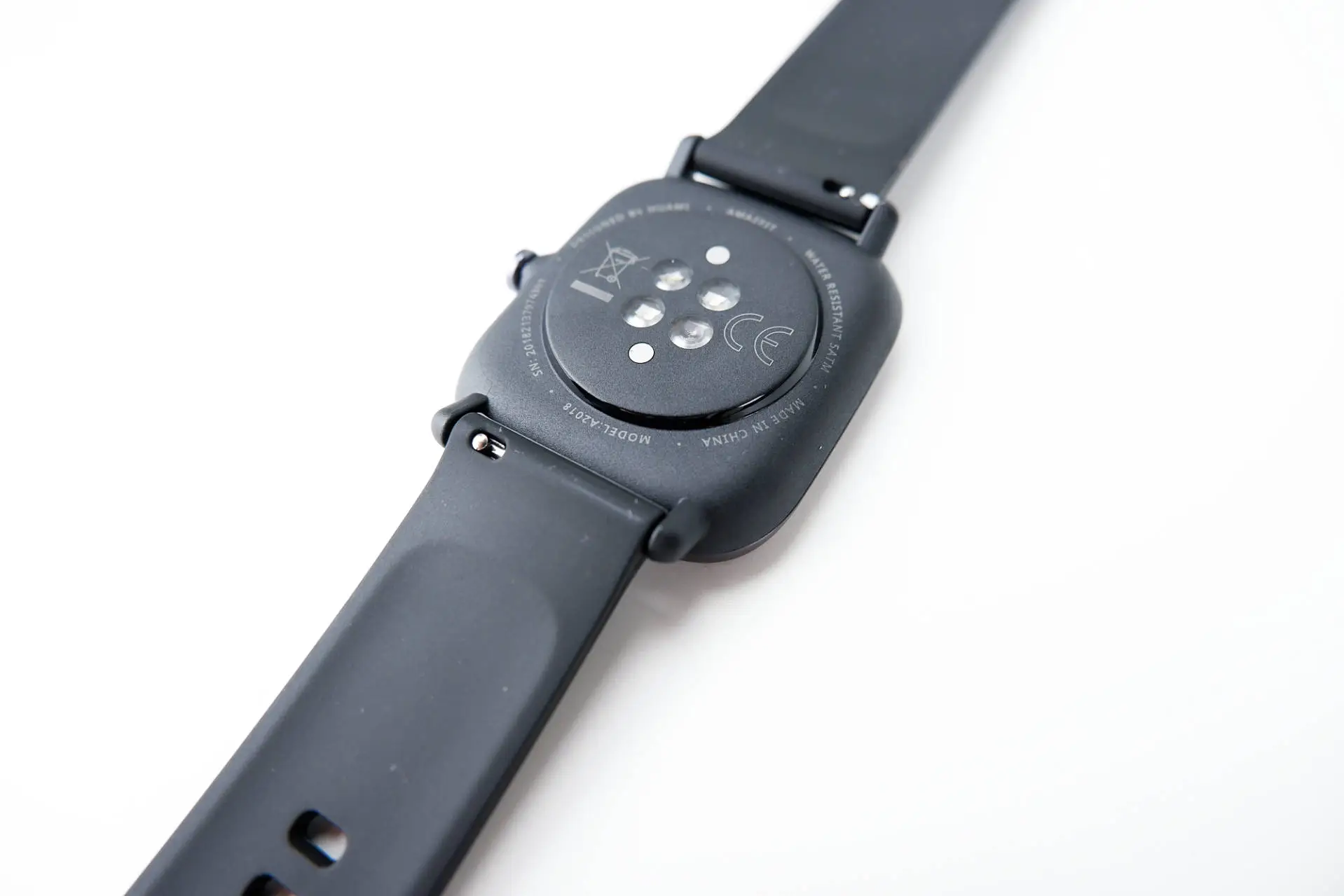 Zadní strana se senzory Amazfit GTS 2 mini zezadu