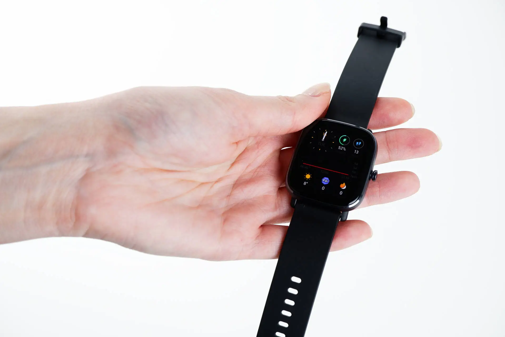 Základní domovská obrazovka Amazfit GTS 2 mini v ruce
