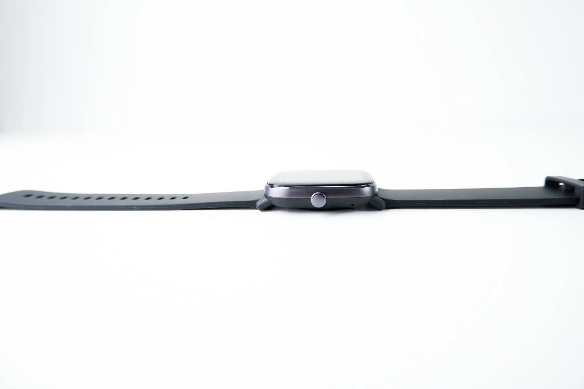 Pohled z profilu Amazfit GTS 2 mini zboku