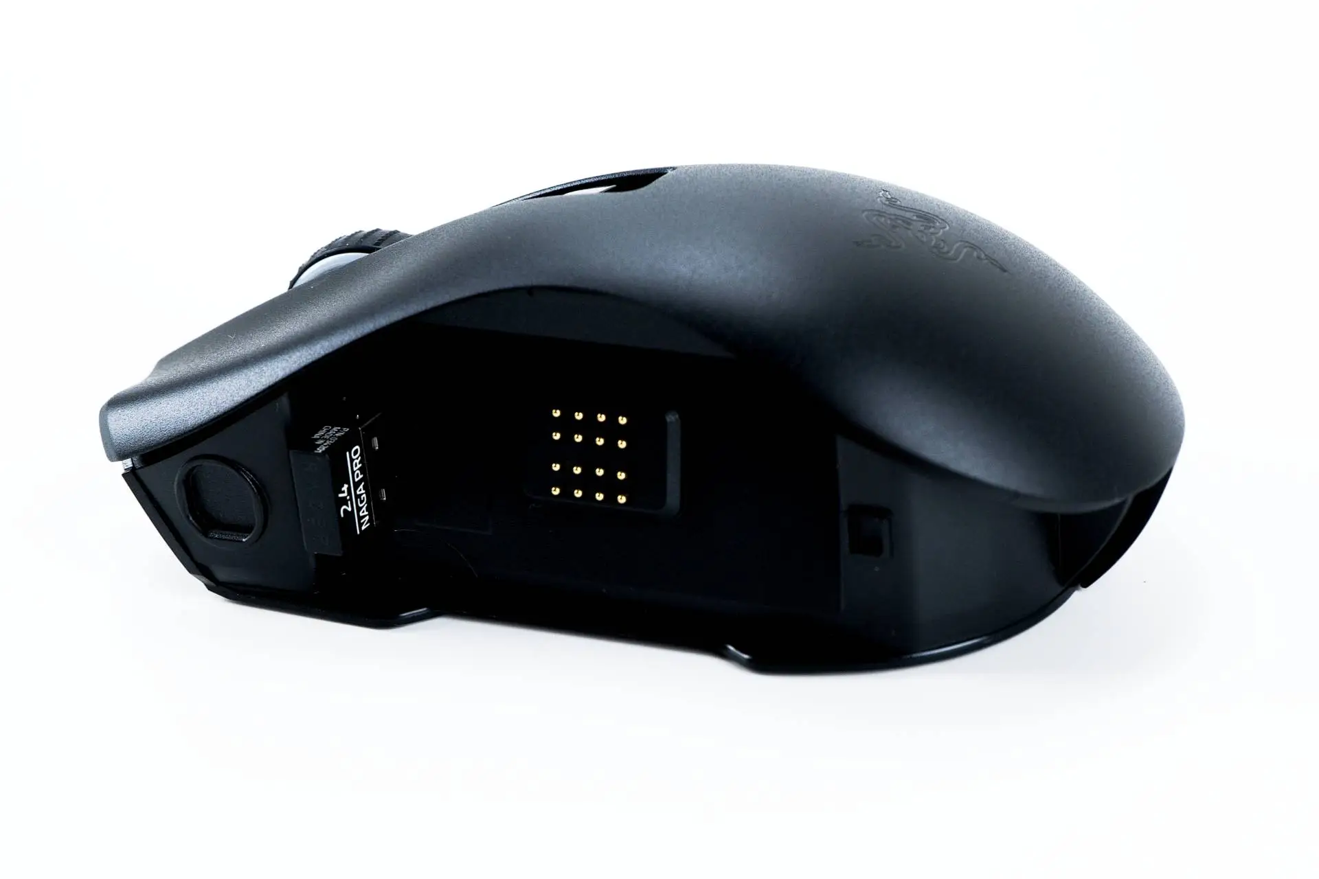 Sejmutá bočnice Obrázek ukazuje model Razer Naga Pro se sejmutou bočnicí