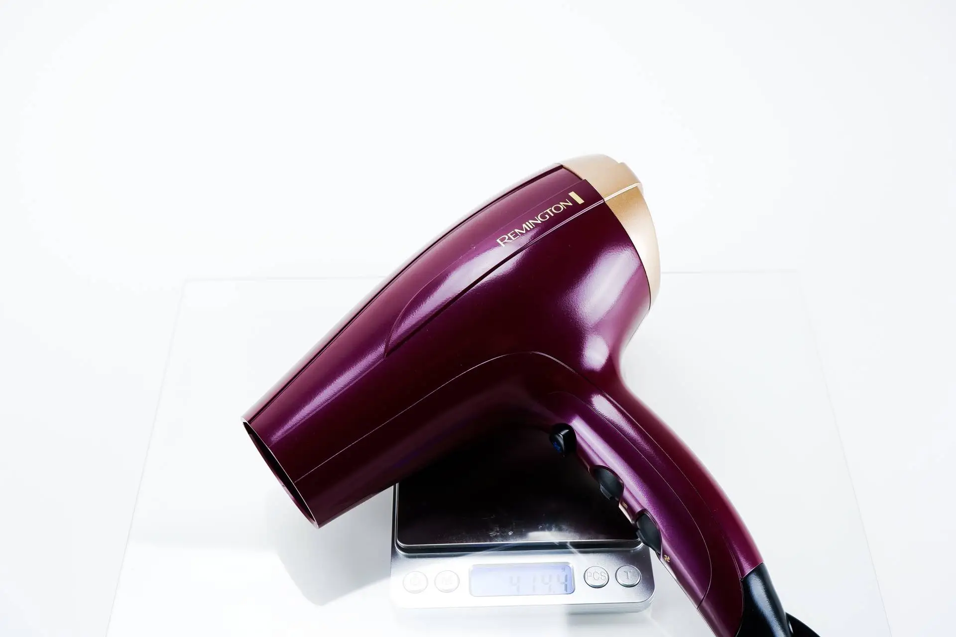 Vážení fénu bez nástavců Remington D5219 na váze