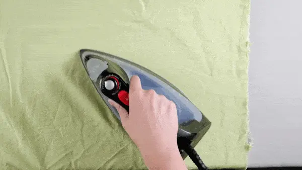 Žehlení Gif zobrazuje žehlení plátna