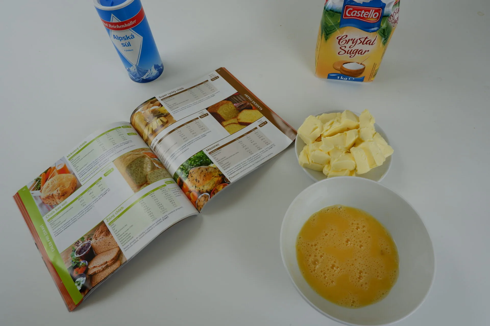 Při testování jsme používali recepty určené přímo pro pekárny Obrázek knihy receptů a surovin