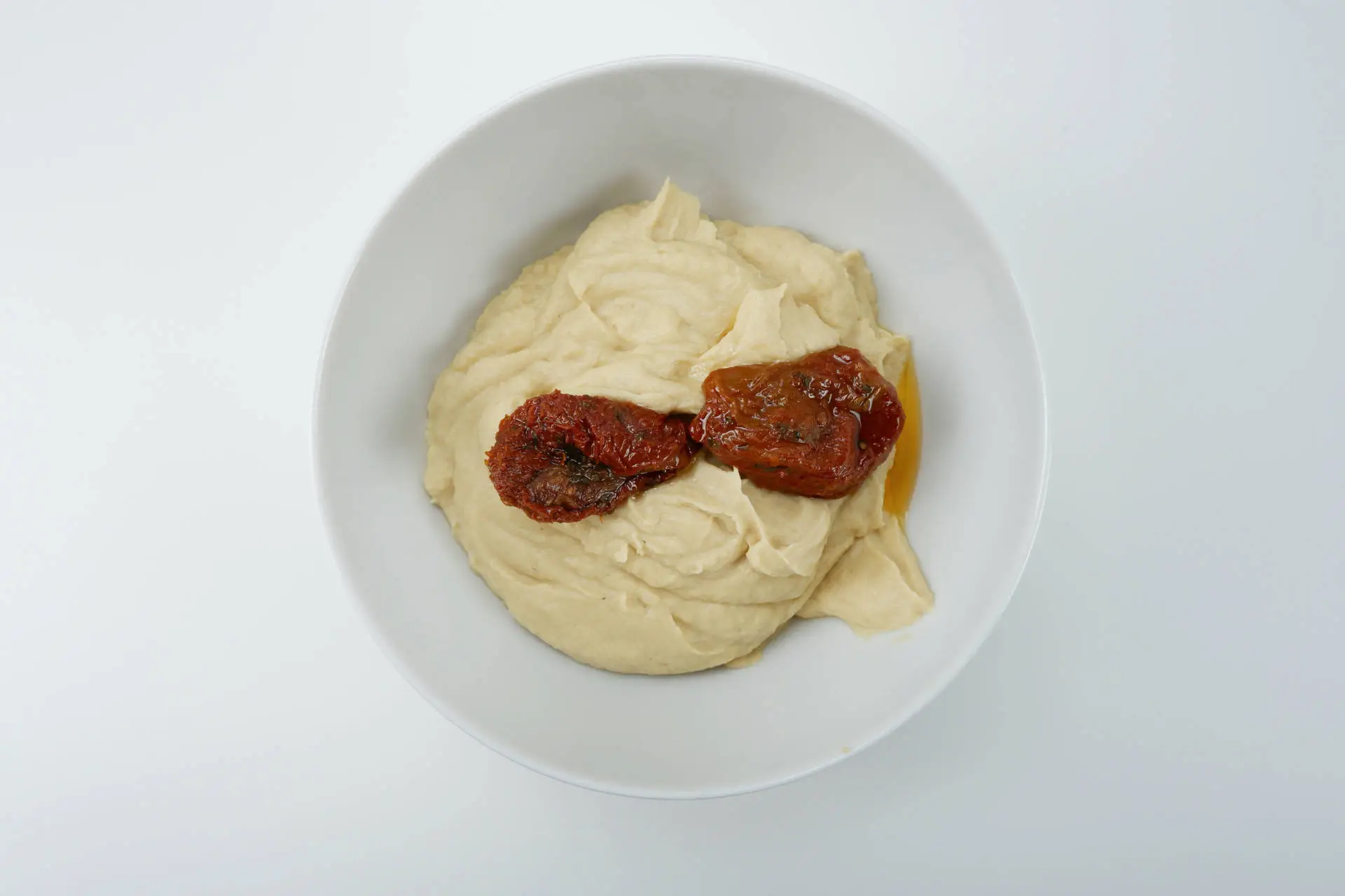Hummus Na obrázku je miska s hummusem doplněným sušenými rajčaty