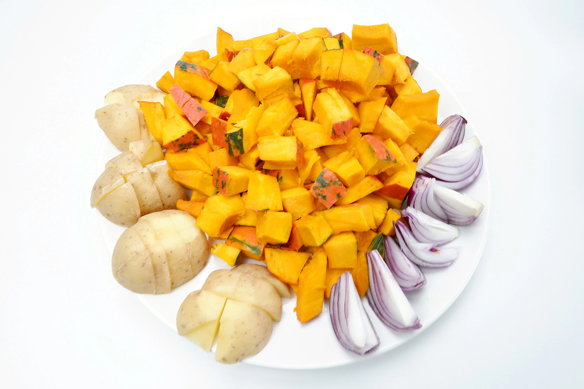 Příprava na vaření polévky Na obrázku je zelenina, kterou jsme použili na polévku - dýně, brambory a cibule.