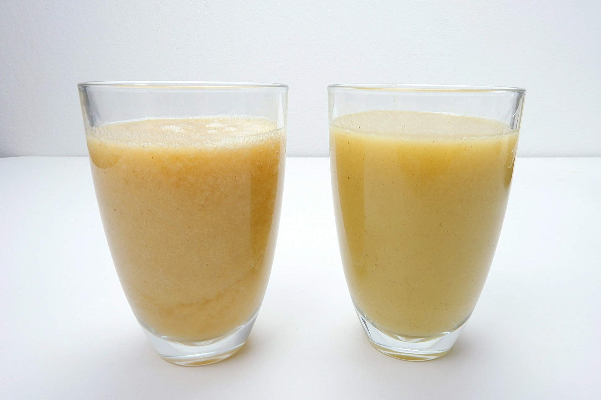 Porovnání smoothie s mixérem bez využití vakua (vlevo) Zde je vidět porovnání smoothie při využití vakua a bez něj.
