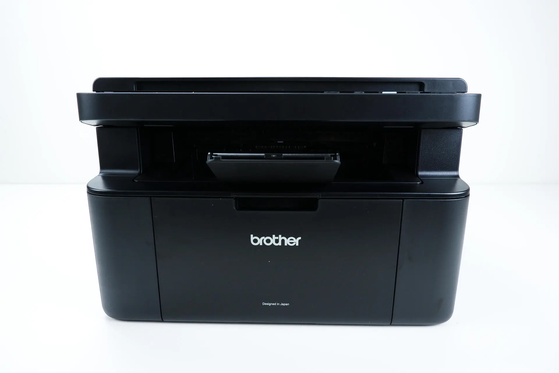 Přední strana Brother DCP-1622WE zepředu