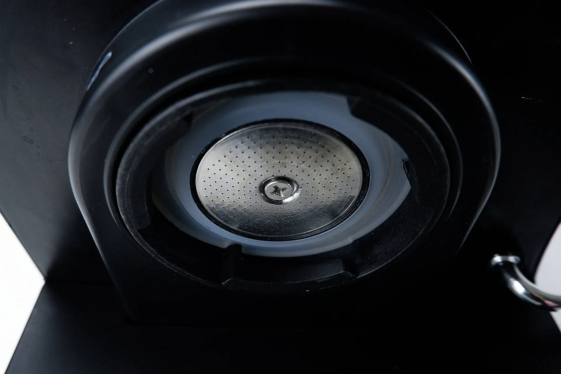 Hlava kávovaru Na obrázku je hlava kávovaru, vyfocená zespodu.