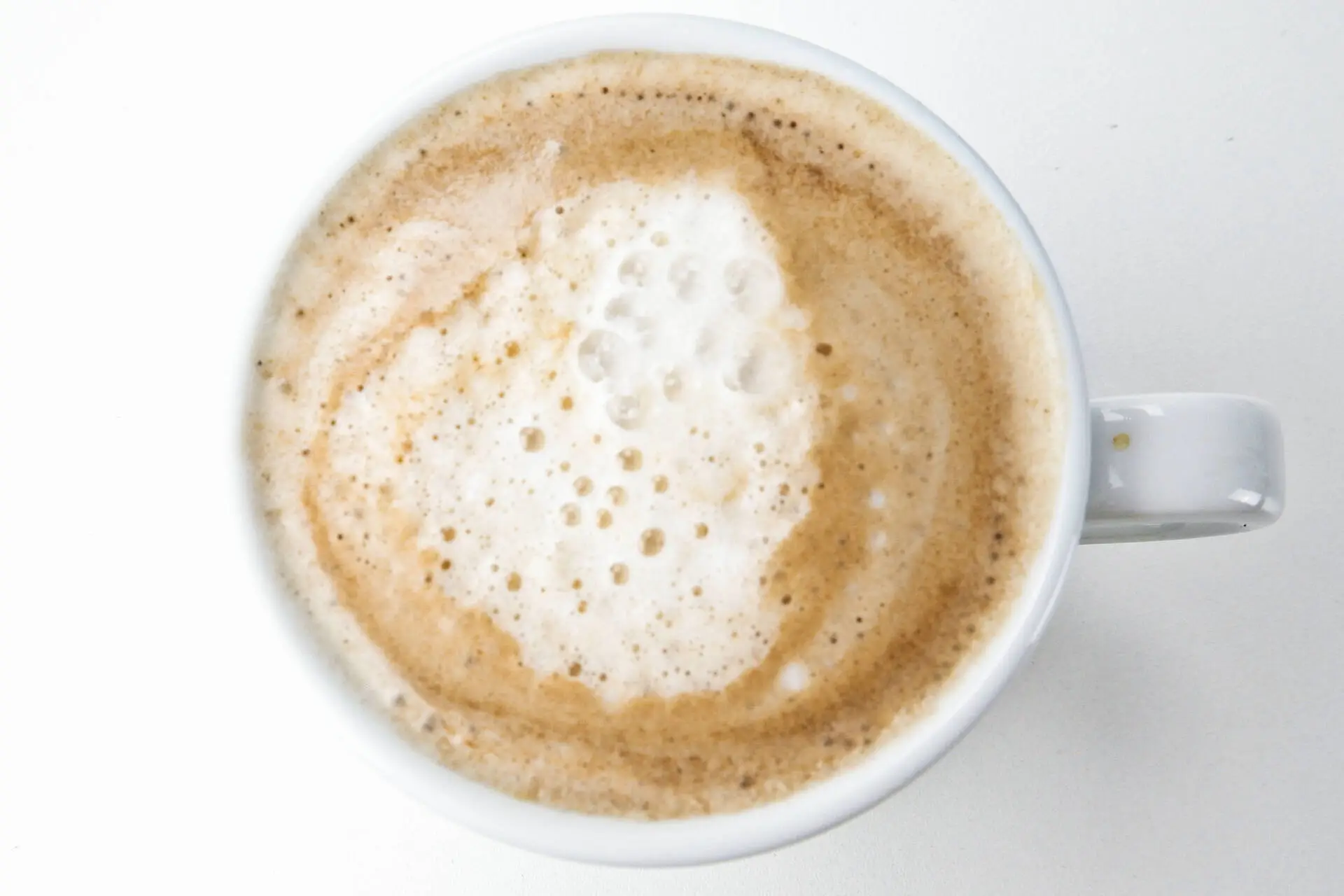 Cappuccino Zde je obrázek cappuccina s bublinkovou, nepěknou pěnou.
