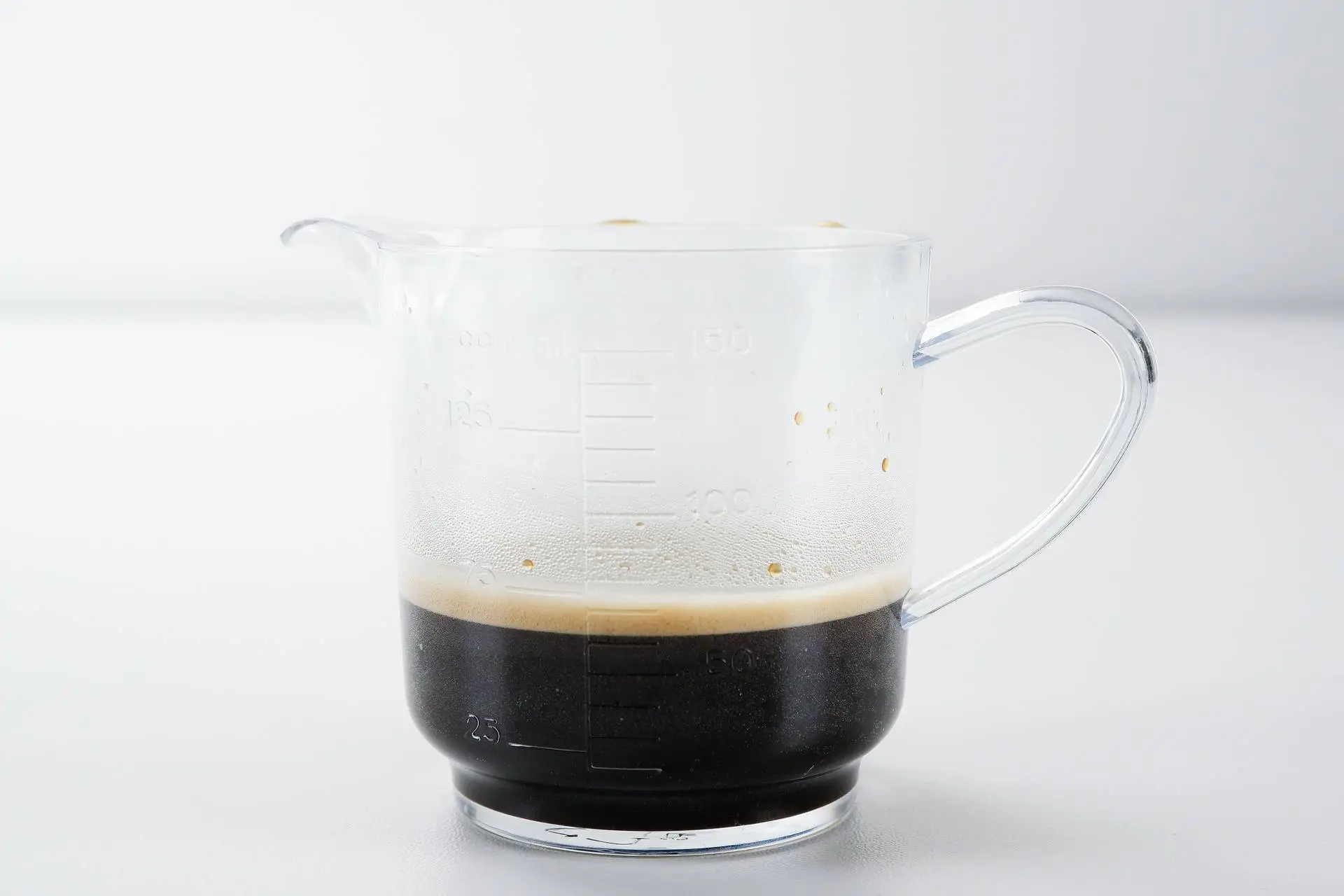 Espresso Na fotografii je espresso, které nateklo z kávovaru De'Longhi.