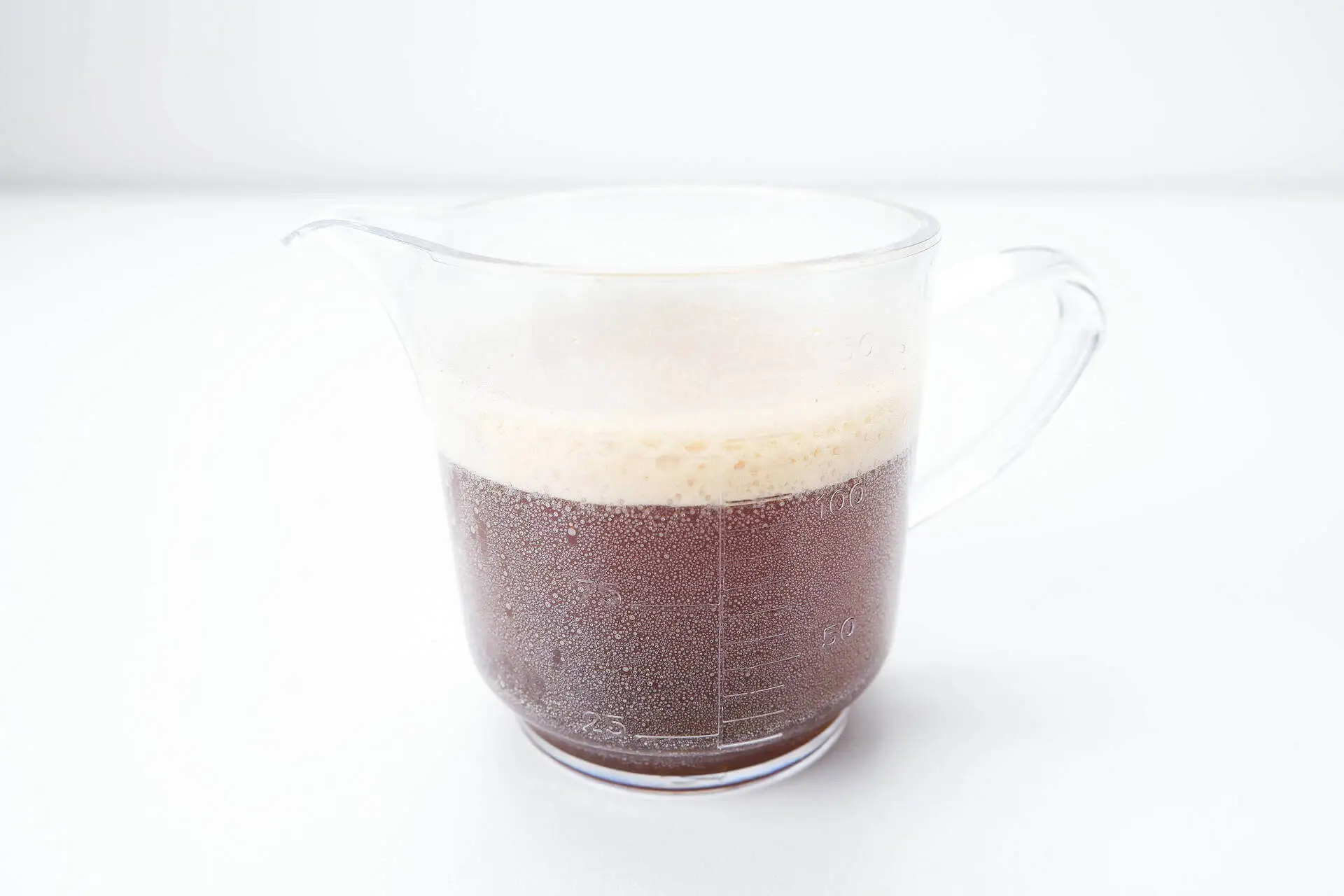 Espresso Na obrázku je světlé a vodové espresso připravené na recenzovaném kávovaru.