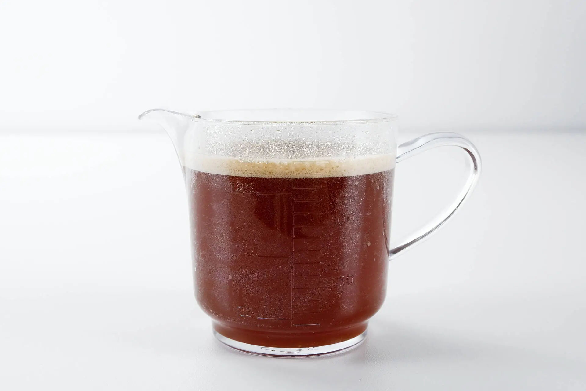 Espresso Zde je vidět espresso z kávovaru, velmi světlé a objemné.