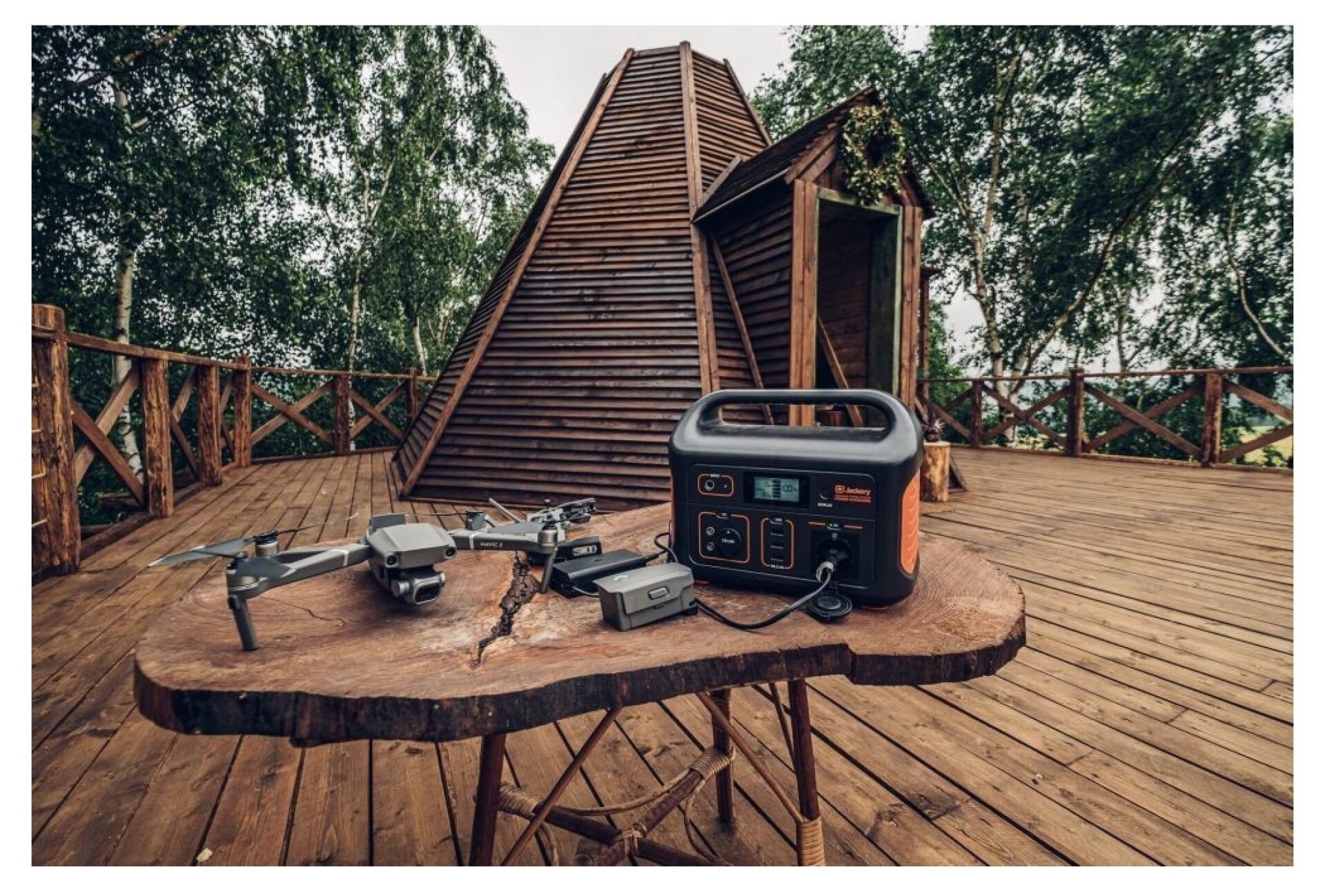 Nabíjecí stanice Jackery Explorer 500 v akci Obrázek zobrazuje nabíjecí stanici Jackery Explorer 500 v akci