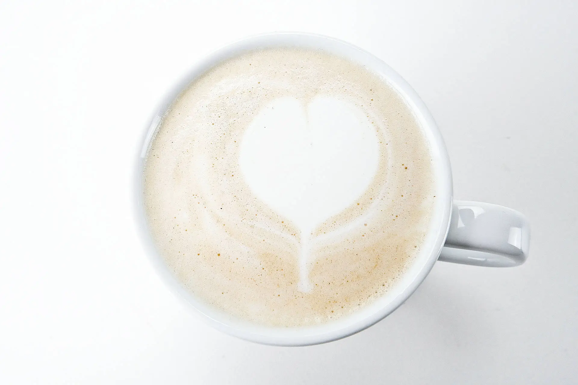 Cappuccino bez nástavce Na obrázku je cappuccino připravené bez plastového nástavce na trysce. Pěna je tvárnější a obrázek na kávě patrnější.