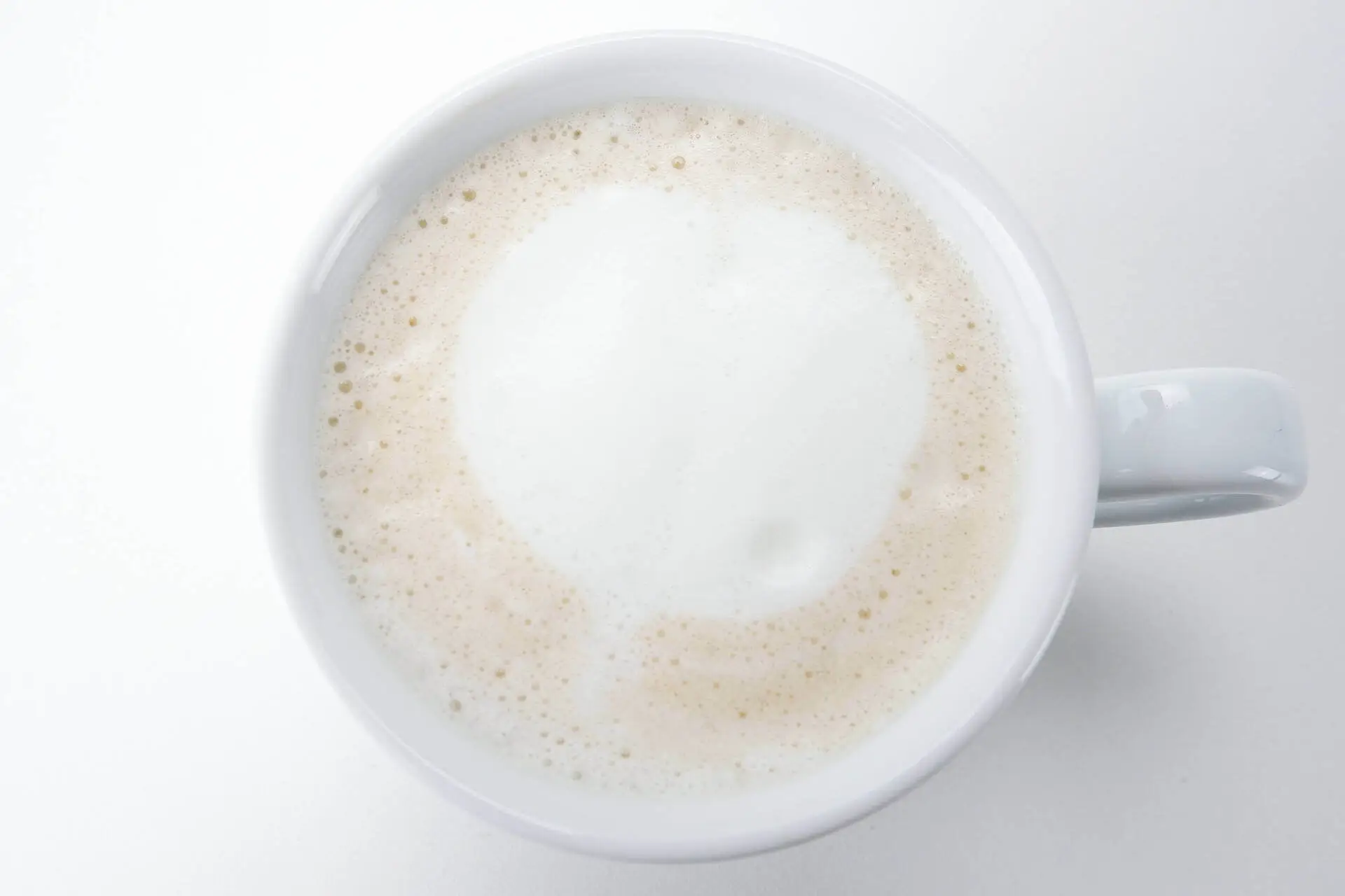 Cappuccino s nástavcem Zde je cappuccino připravené s panarello nástavcem, pěna na kávě má méně zřetelný tvar, obrázek se hůře maloval.