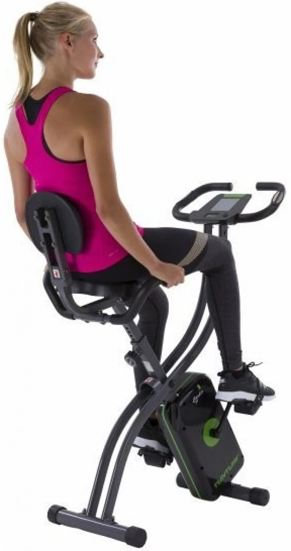 Při jízdě na rotopedu TUNTURI Cardio Fit B25 X-Bike se můžete opřít o zádovou opěrku Obrázek ukazuje jízdu na rotopedu TUNTURI Cardio Fit B25 X-Bike