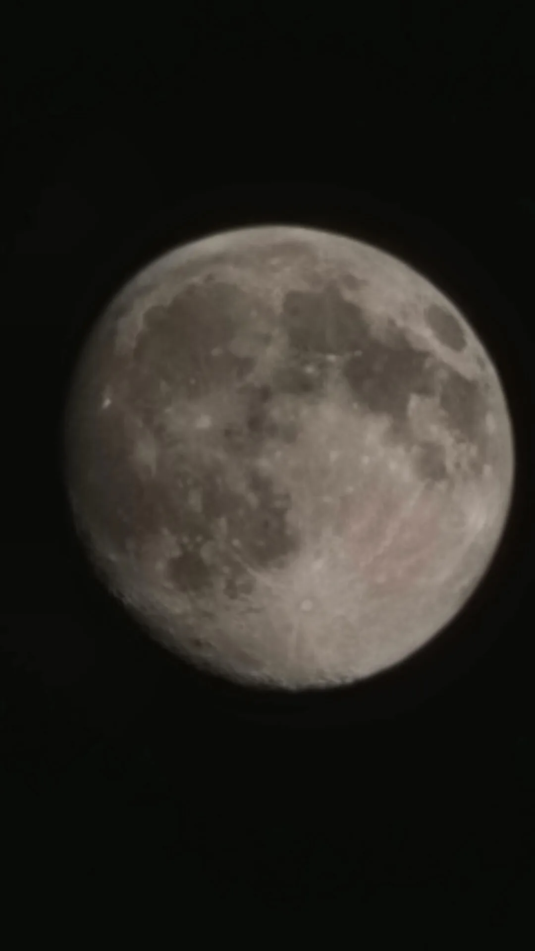Periskopický fotoaparát a fotka měsíce bez stativu ve městě