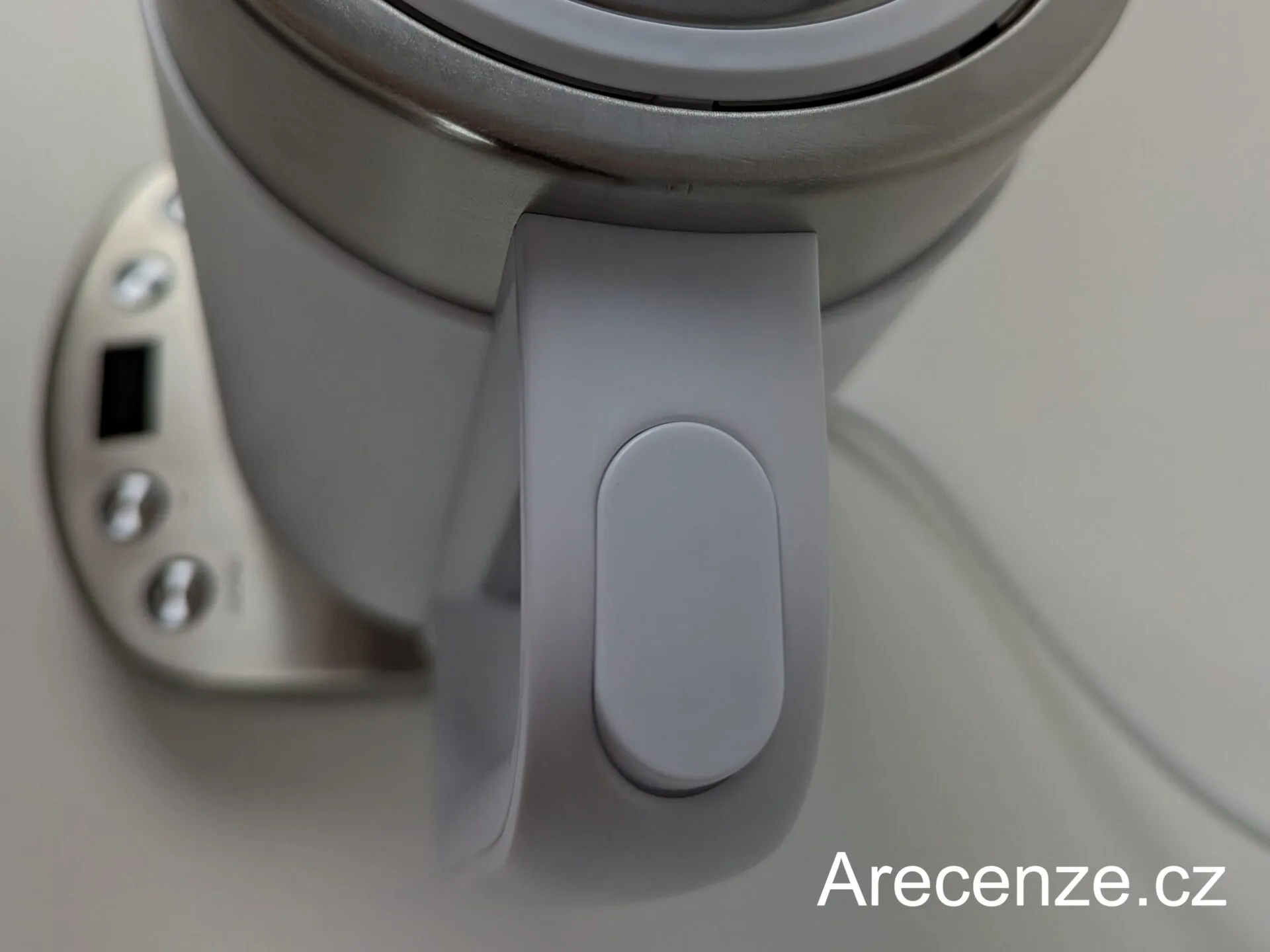 Tlačítko otevírání víka Obrázek otevíracího tlačítka konvice Lauben Electric Kettle EK17WS