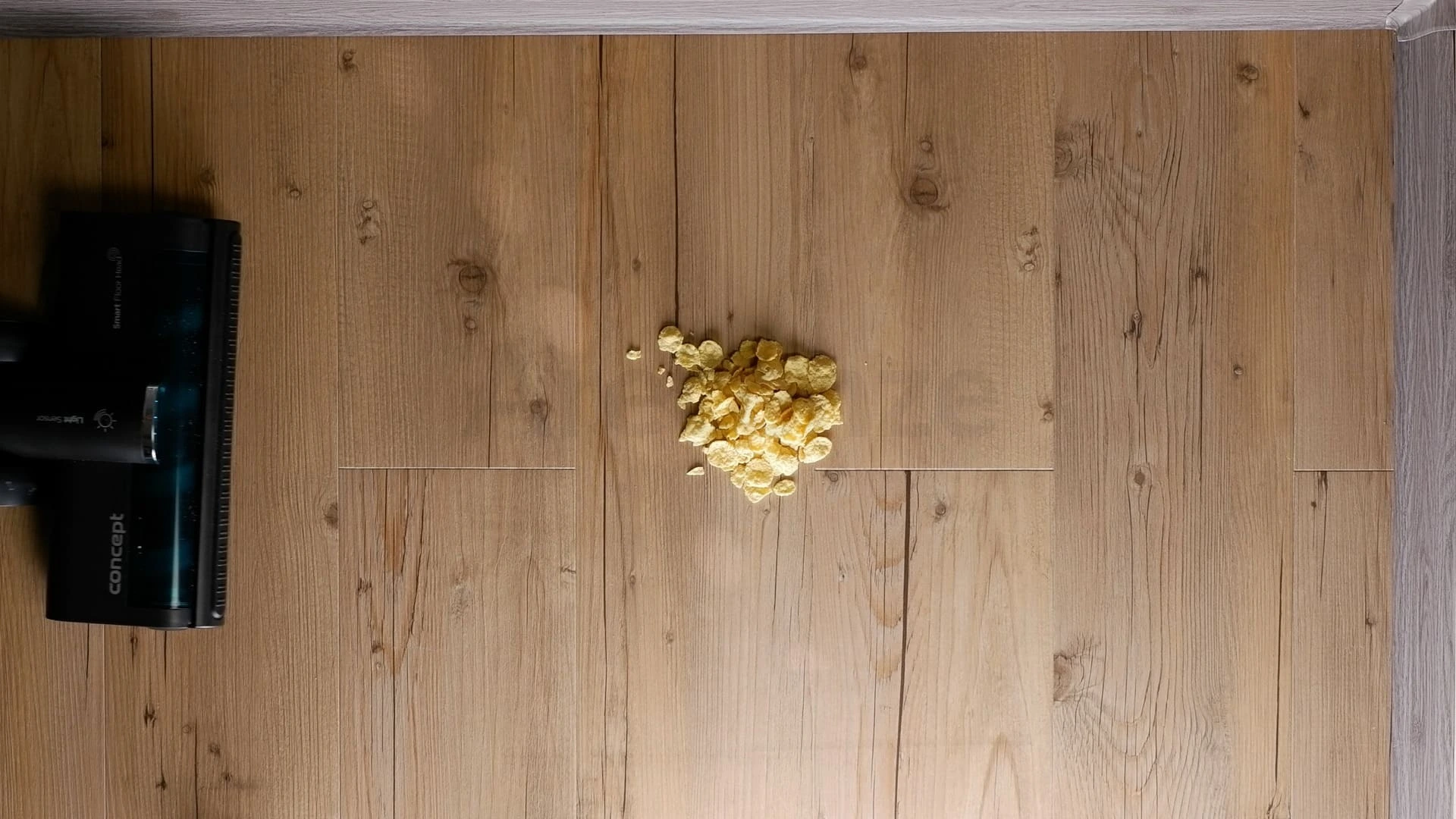 Cornflakes na vinylové podlaze před testem