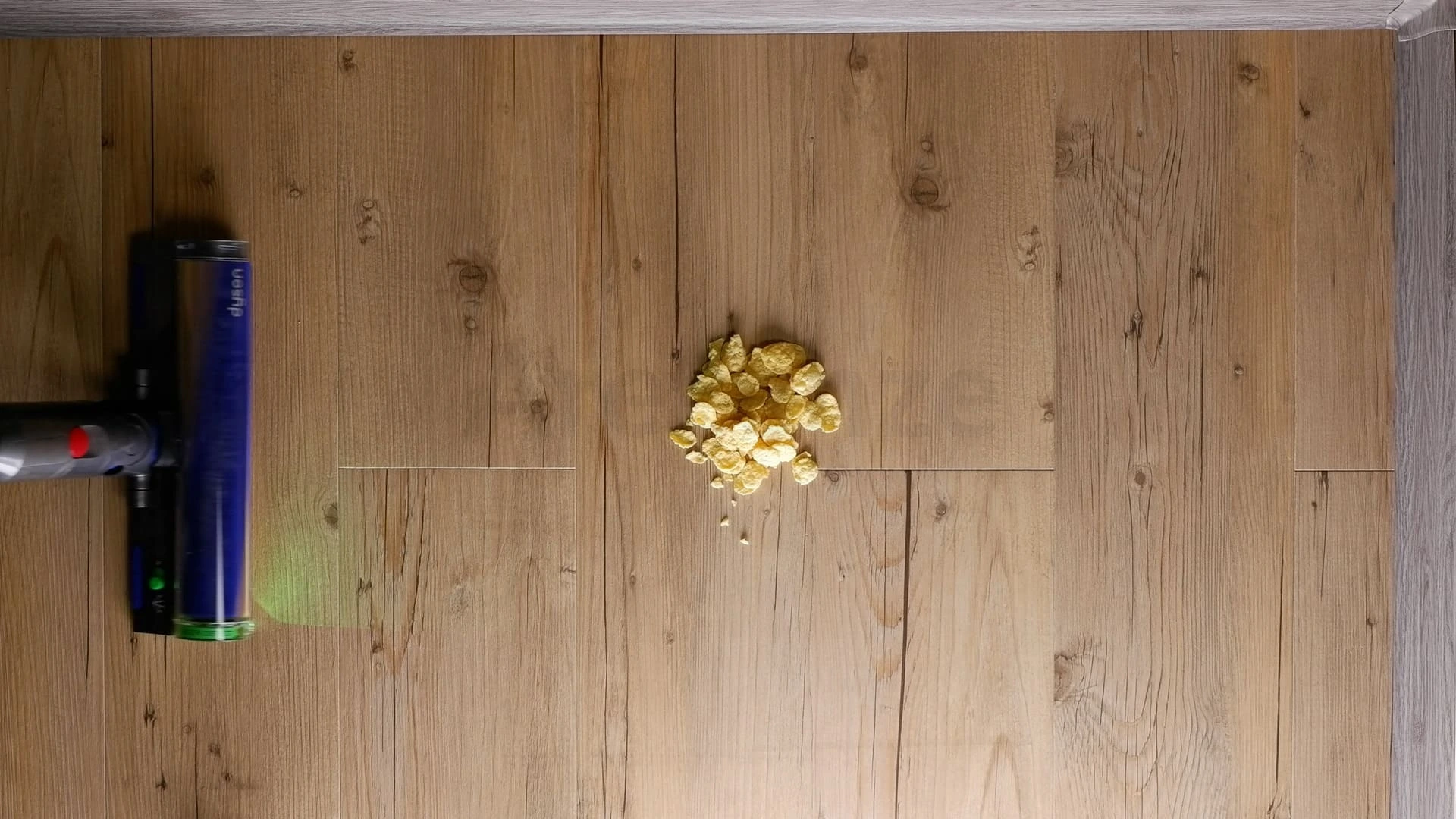Cornflakes na vinylové podlaze před testem
