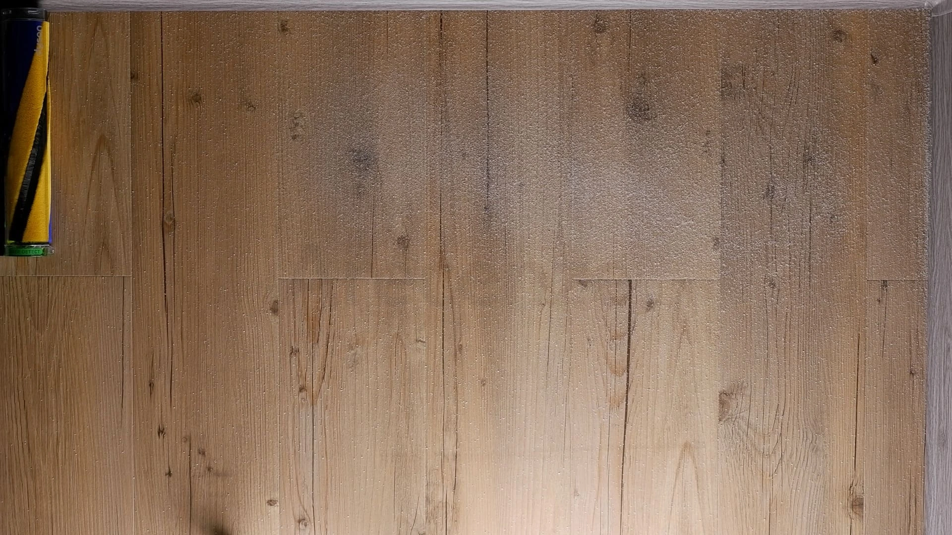 Písek na vinylové podlaze před testem