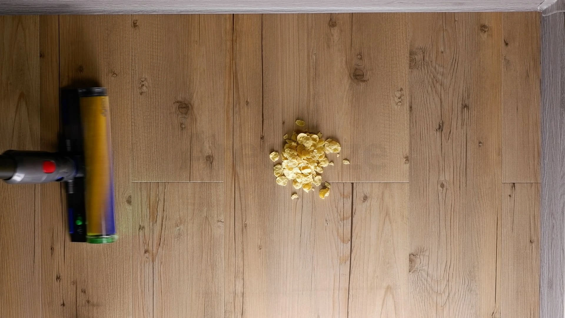 Cornflakes na vinylové podlaze před testem