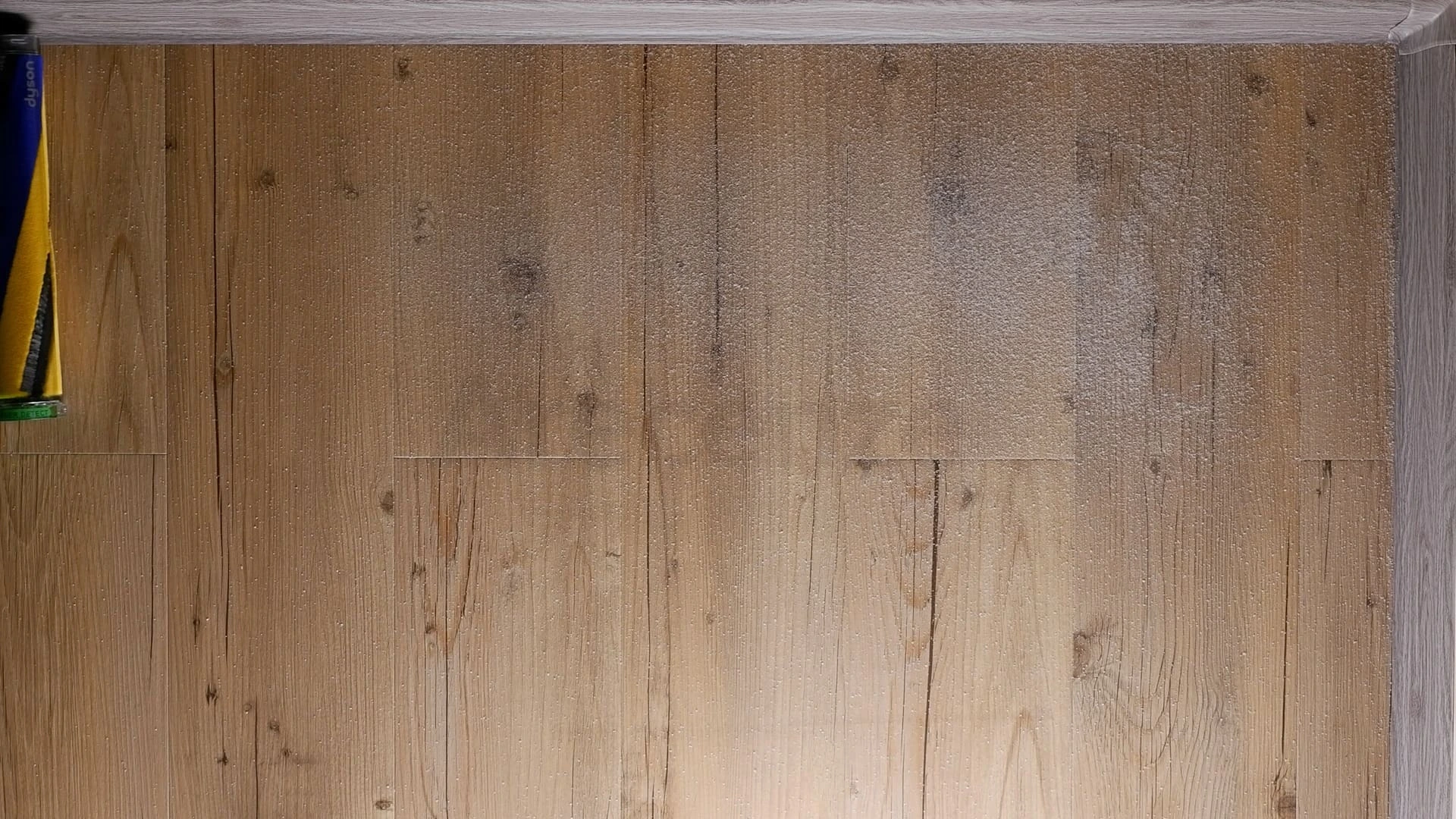 Písek na vinylové podlaze před testem