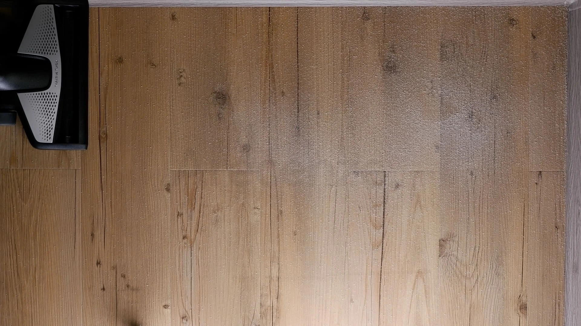 Písek na vinylové podlaze před testem
