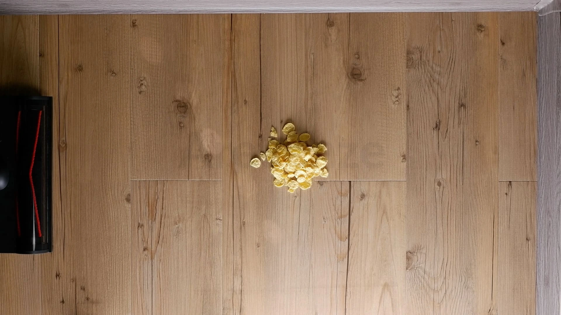 Cornflakes na vinylové podlaze před testem