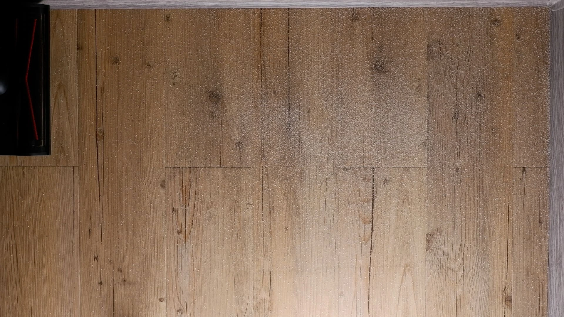 Písek na vinylové podlaze před testem