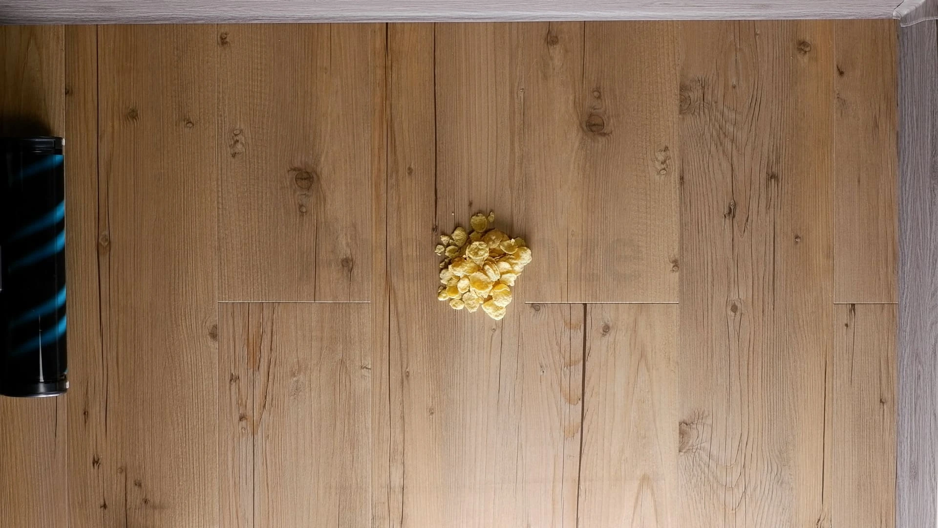 Cornflakes na vinylové podlaze před testem
