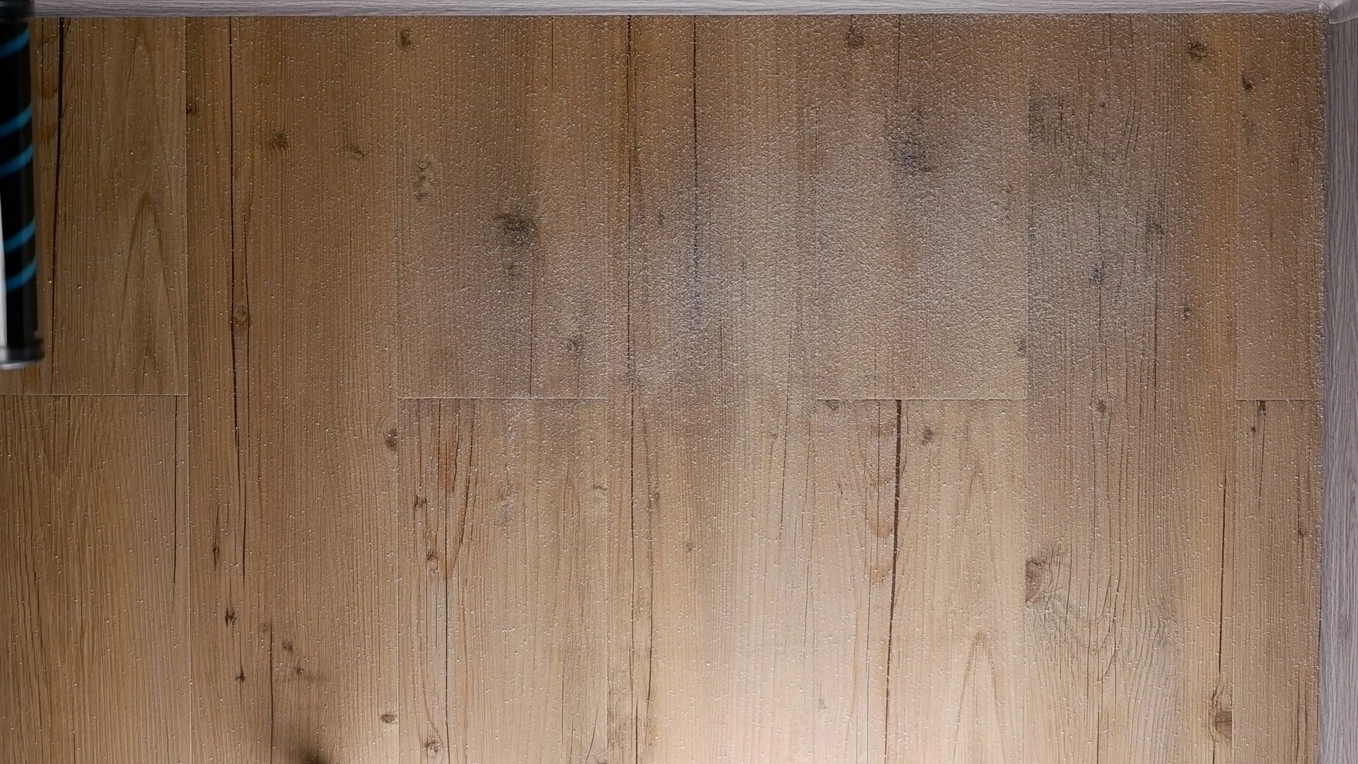 Písek na vinylové podlaze před testem