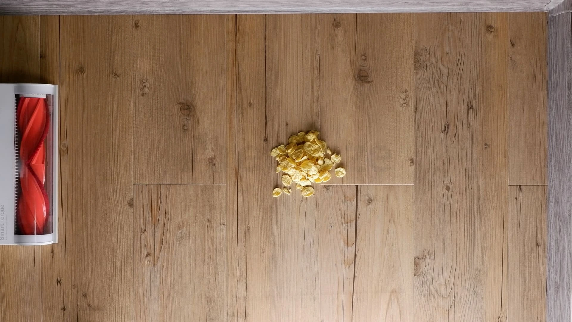 Cornflakes na vinylové podlaze před testem