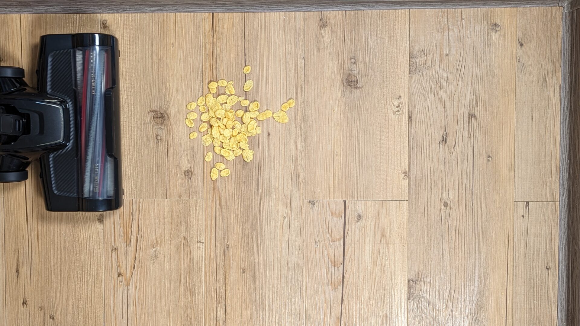 Cornflakes na vinylové podlaze před testem Cornflakes na vinylové podlaze před testem