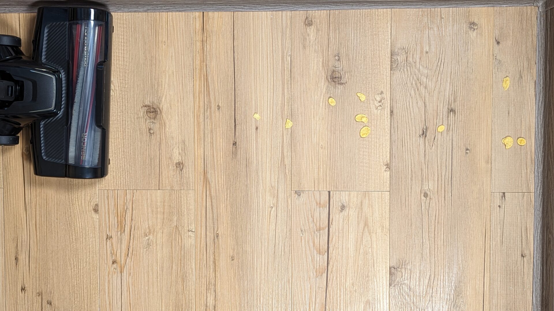 Výsledek na vinylové podlaze – cornflakes Výsledek na vinylové podlaze – cornflakes