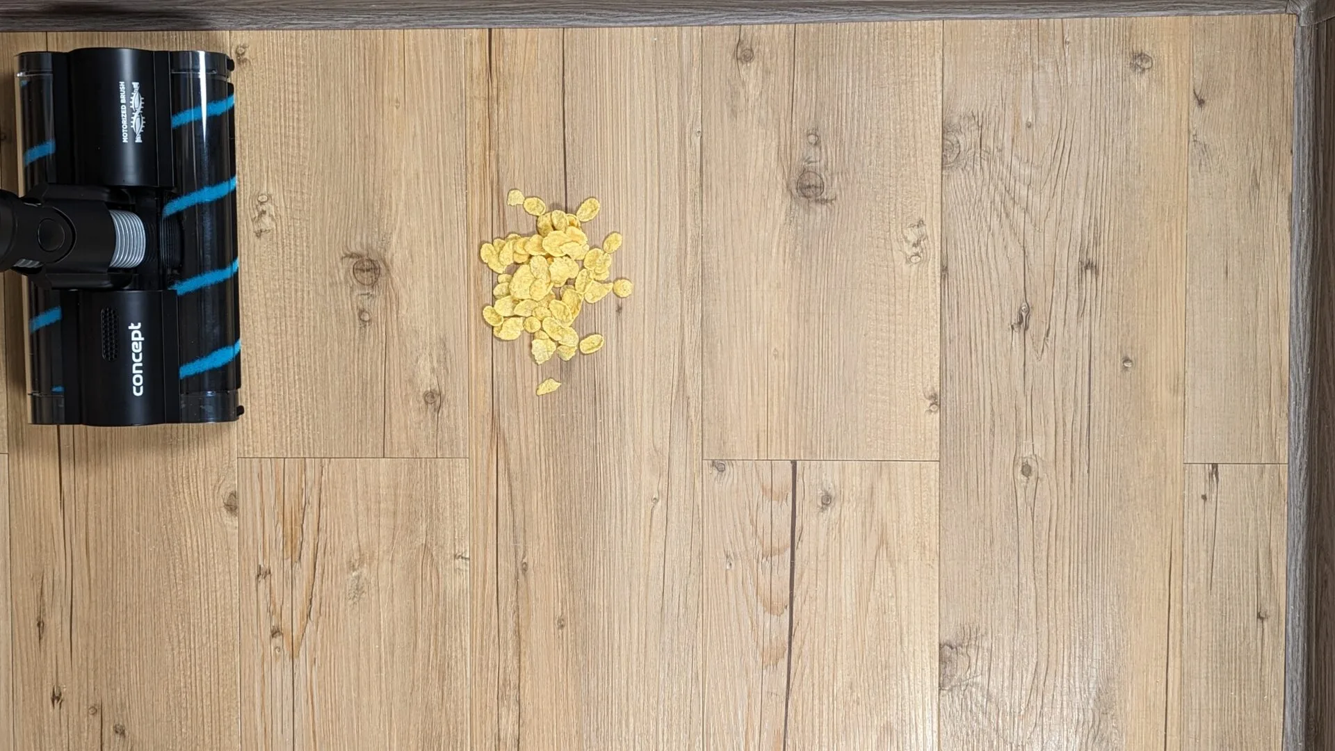 Cornflakes na vinylové podlaze před testem Cornflakes na vinylové podlaze před testem