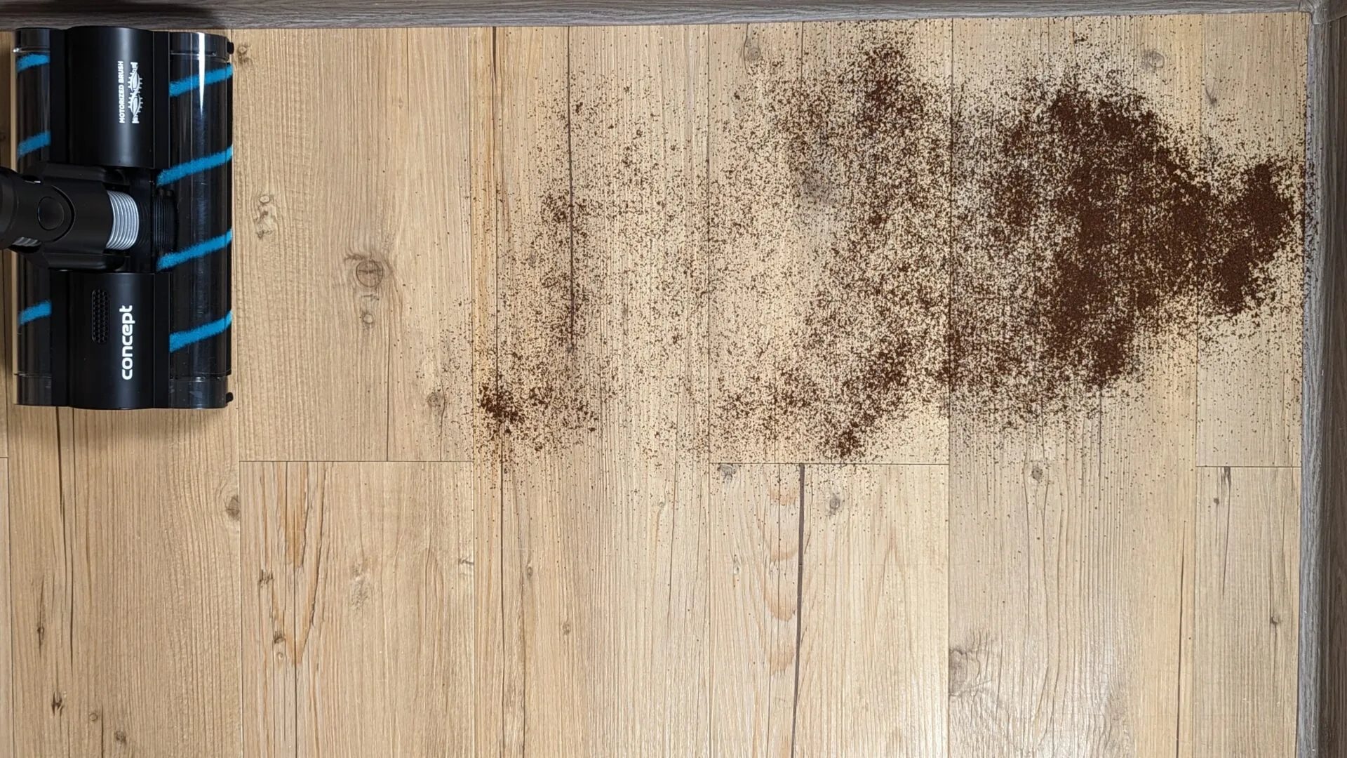 Káva na vinylové podlaze před testem Káva na vinylové podlaze před testem