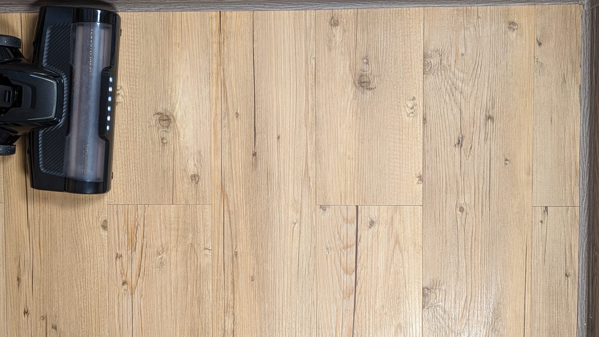 Výsledek na vinylové podlaze – kočkolit Výsledek na vinylové podlaze – kočkolit