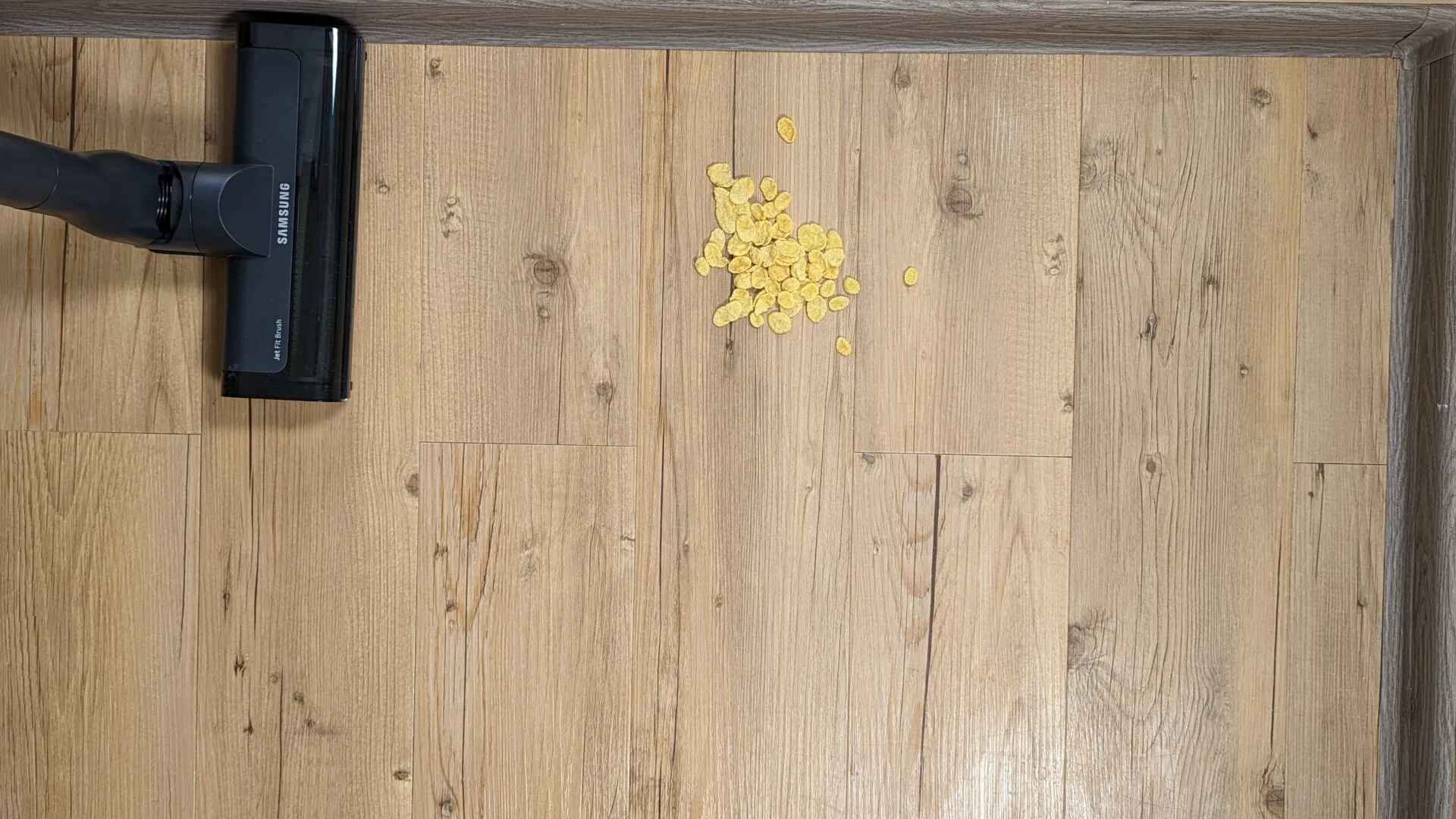 Cornflakes na vinylové podlaze před testem Cornflakes na vinylové podlaze před testem