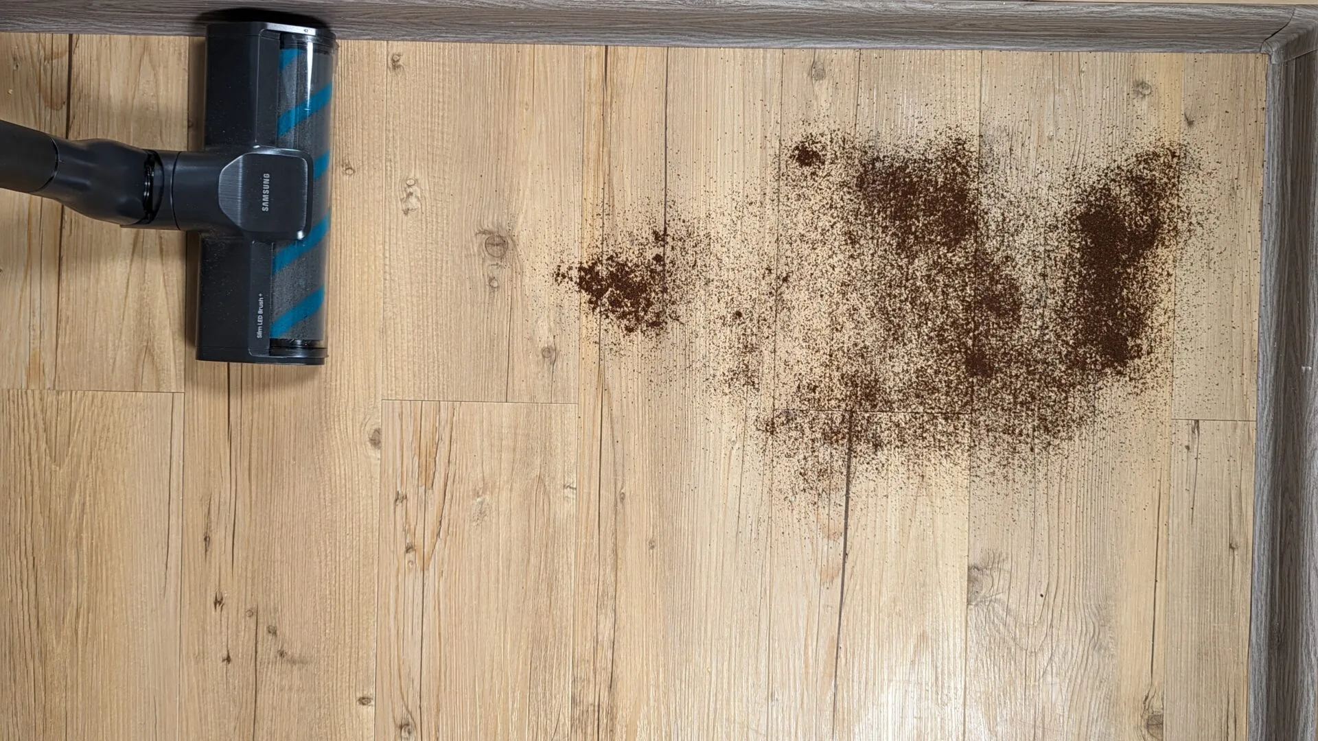 Káva na vinylové podlaze před testem Káva na vinylové podlaze před testem