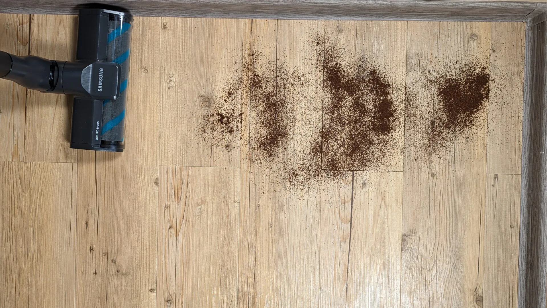 Káva na vinylové podlaze před testem Káva na vinylové podlaze před testem