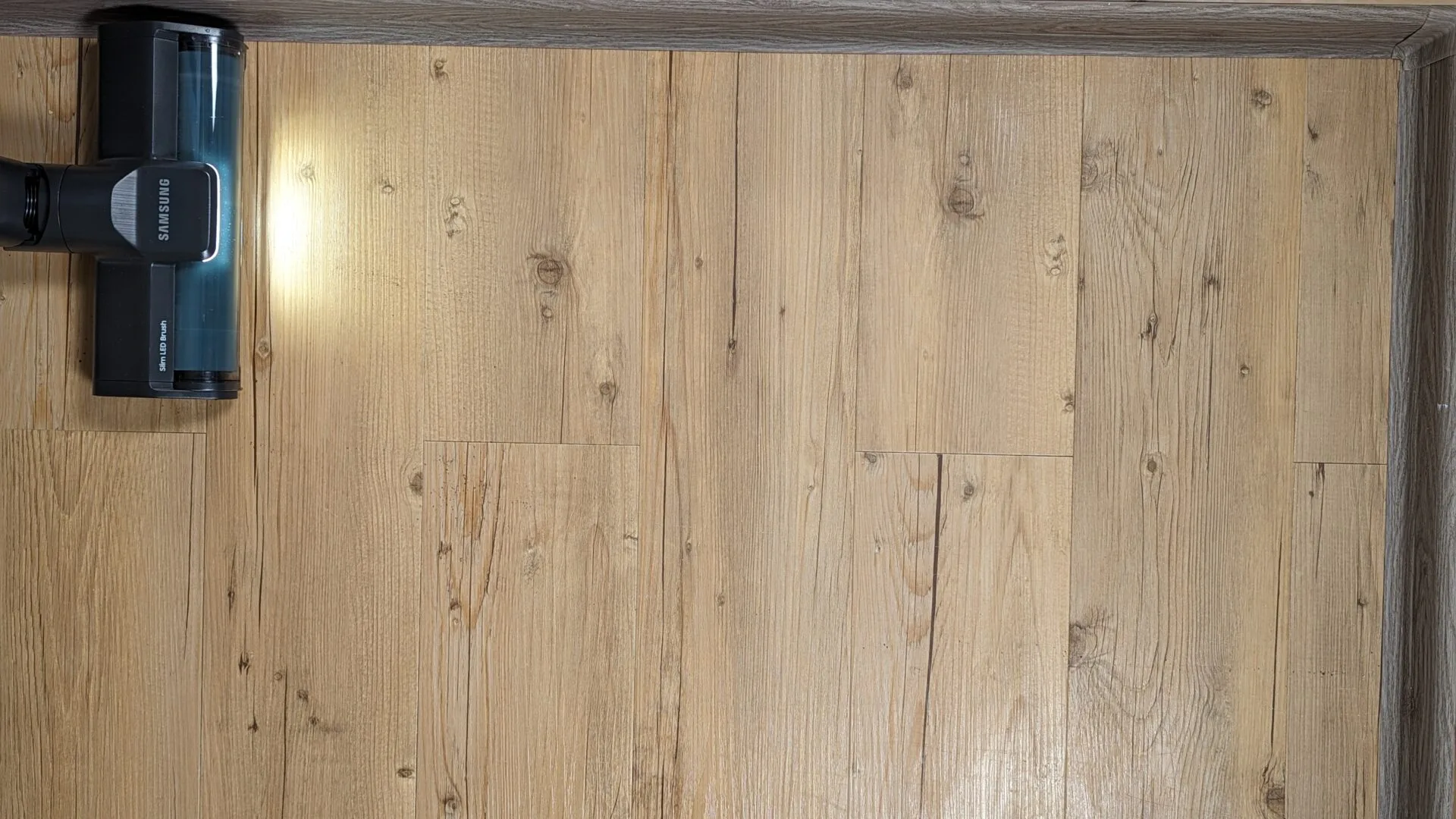 Výsledek na vinylové podlaze – káva Výsledek na vinylové podlaze – káva