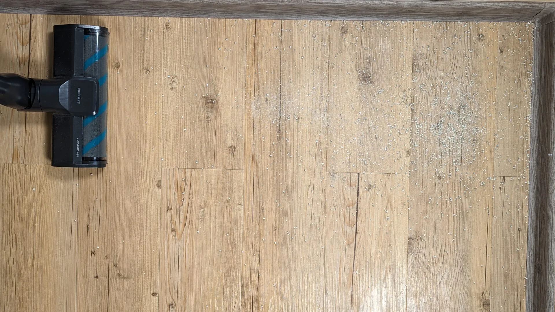 Kočkolit na vinylové podlaze před testem Kočkolit na vinylové podlaze před testem
