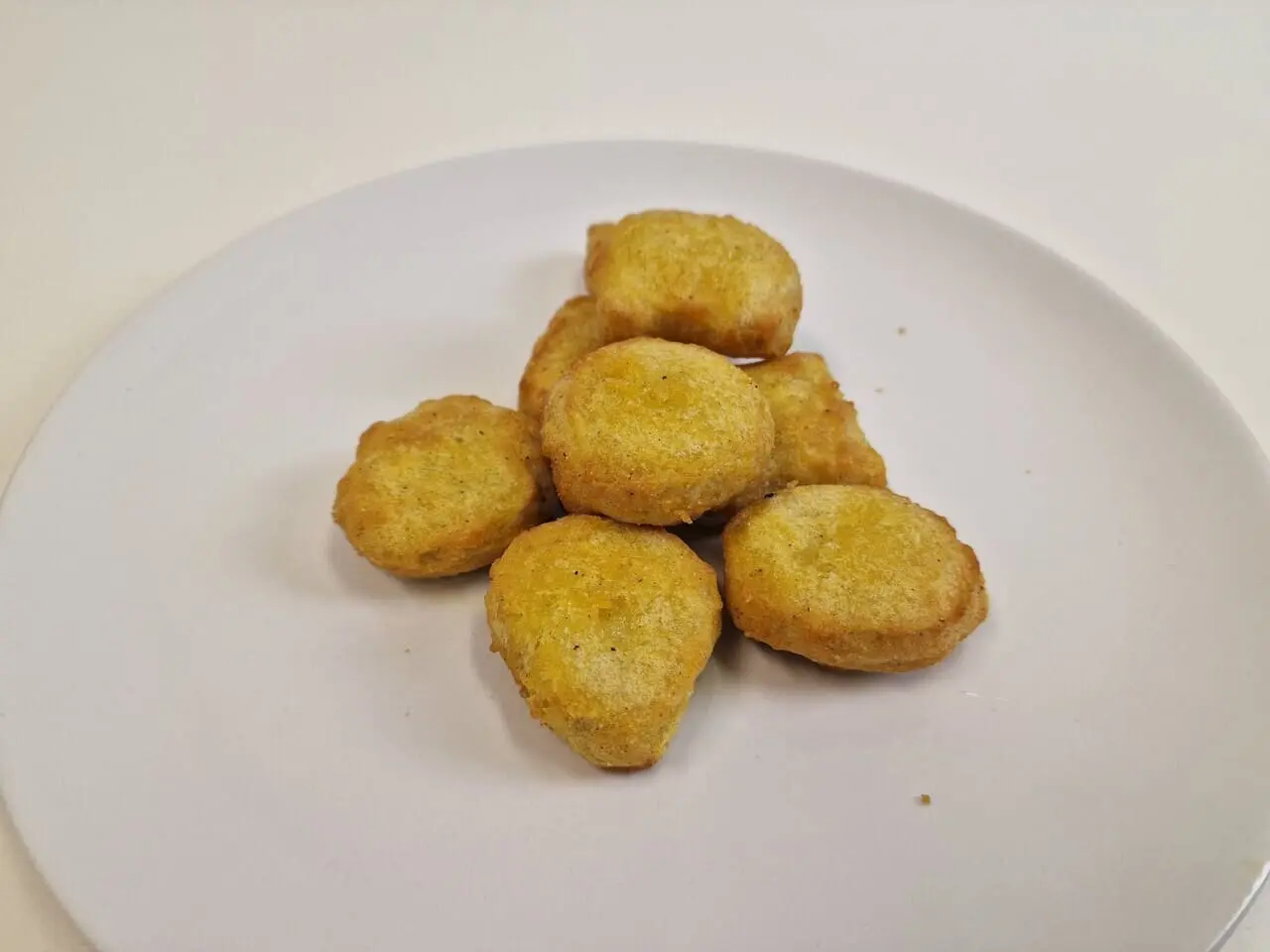 Upečené kuřecí nugetky na talíři