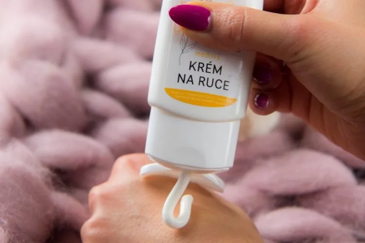 Krém vždy aplikujte na hřbet ruky a vmasírujte