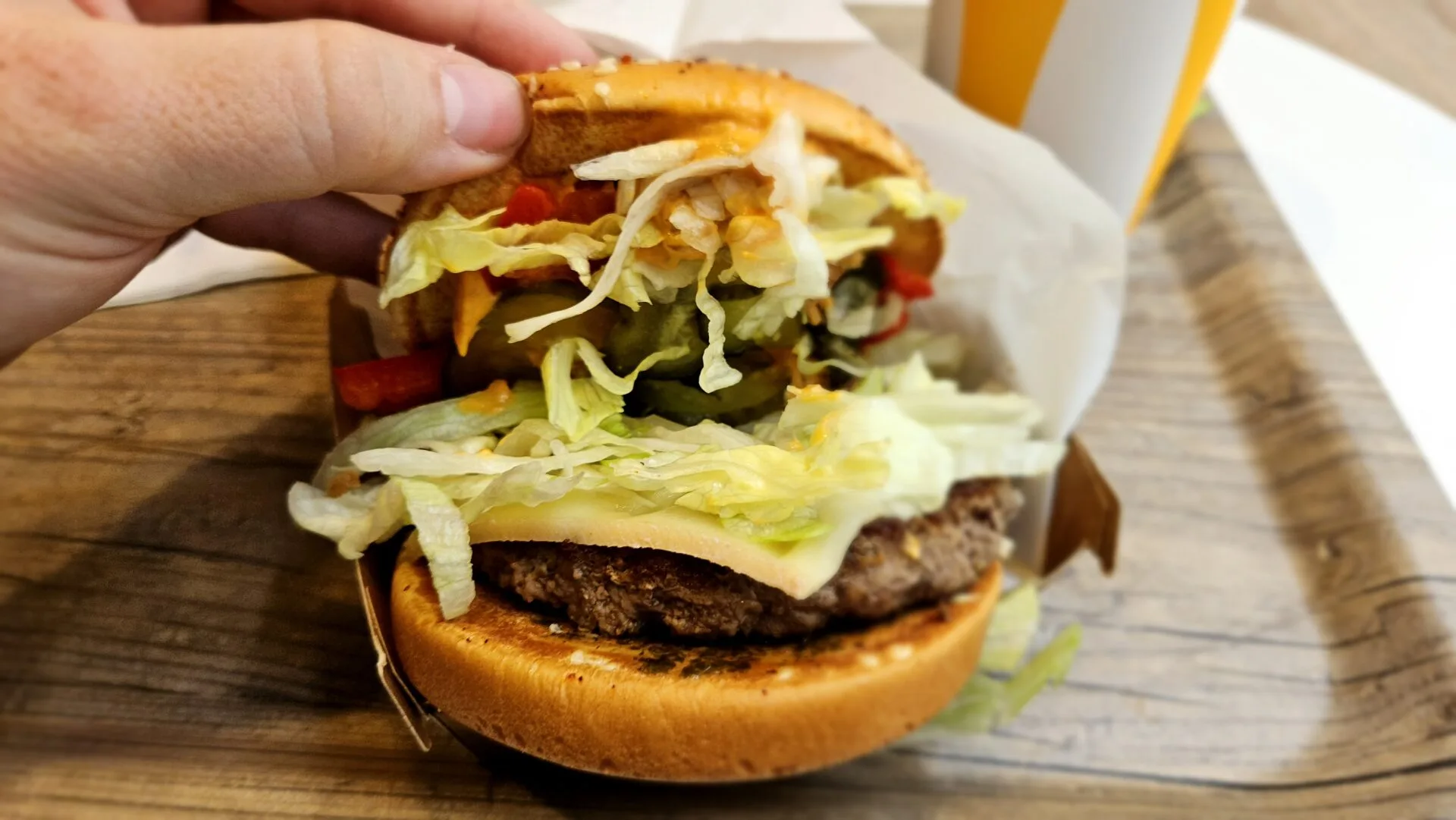 Burger je opravdu plný