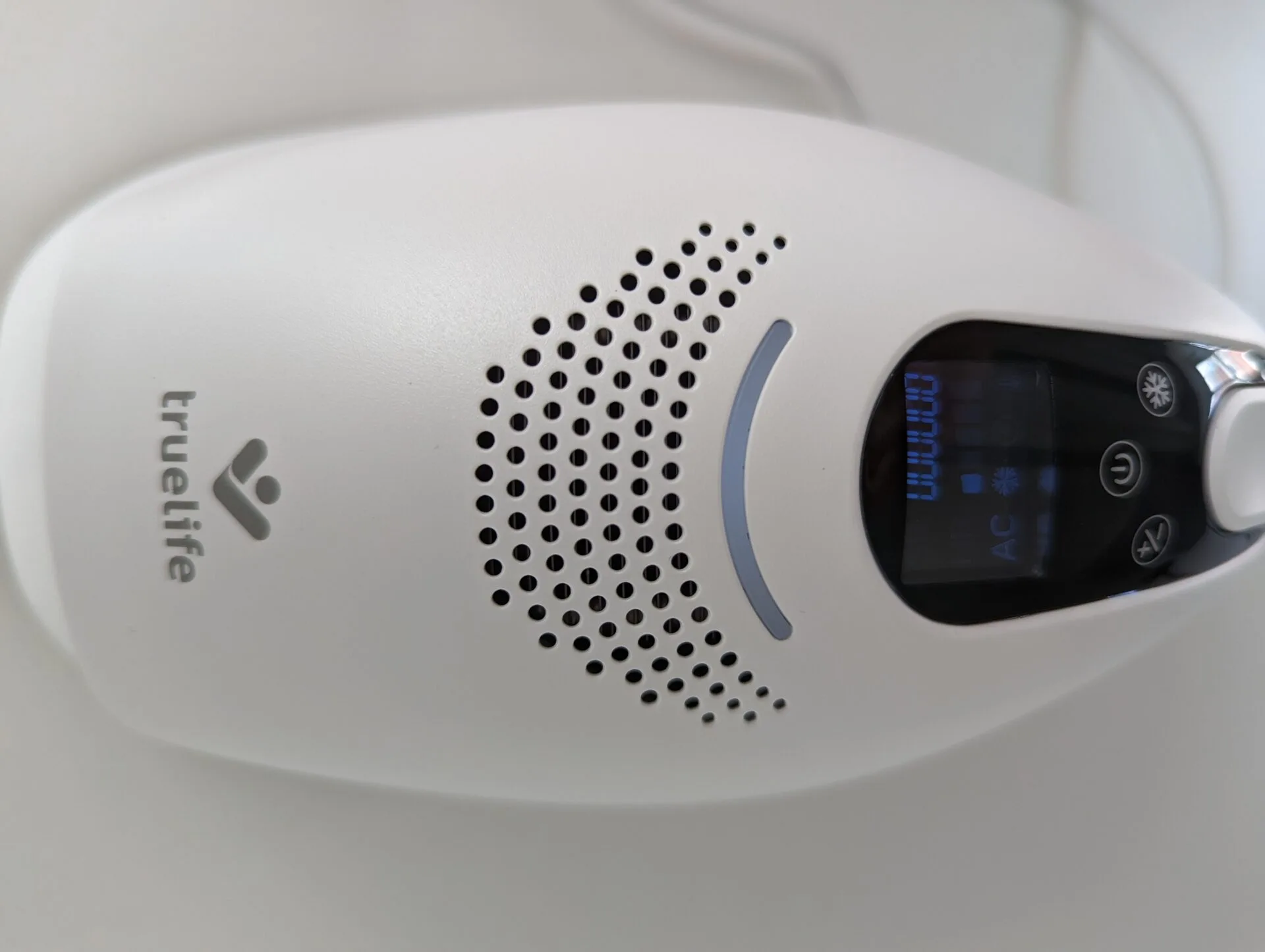 Horní ventilační mřížka Obrázek horní ventilační mřížky epilátoru TrueLife Belle IPL E5